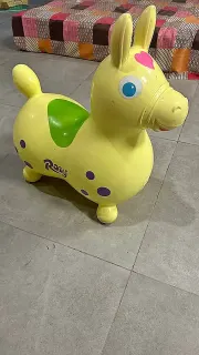 Cheval sauteur jaune en caoutchouc