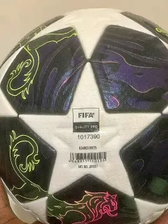 Ballon de football blanc et noir