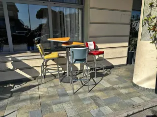 Bar set 3 colourful stools + high table - outdoor