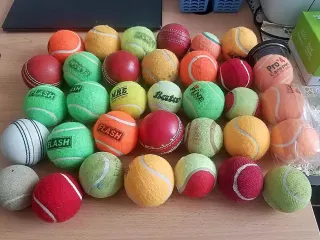 Lot de balles de tennis et de cricket
