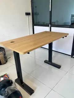 Schreibtisch mit Metallbeinen