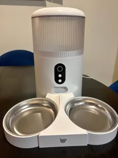 Distributore automatico cibo con telecamera