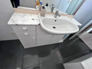 Bathroom unit with washbasin, drawers and mirror