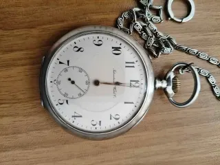 Montre de poche vintage argentée avec chaîne