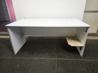 Bureau blanc avec panneaux de soutien latéraux