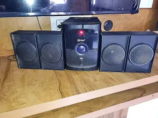 Anlage mit Subwoofer und vier Boxen