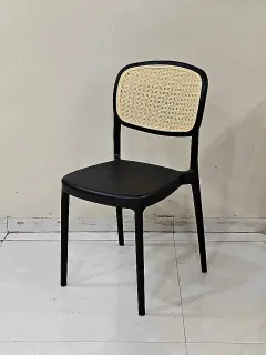Silla de plástico con respaldo de rejilla