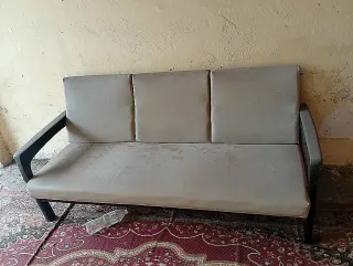 Wartesofa mit drei Sitzplätzen