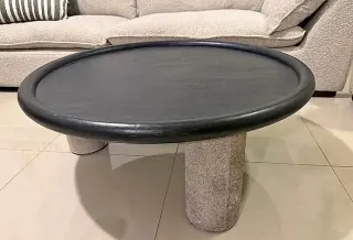 Table basse ronde noire a pieds epais