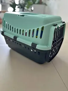 Caisse de transport vert d'eau pour animal