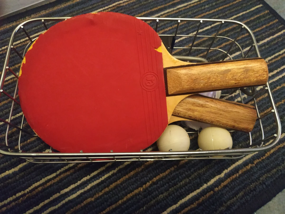 2 ping pong rackets with balls - in basket