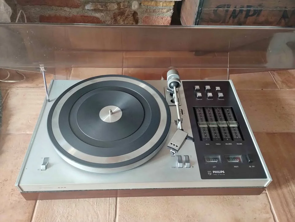 Philips 998 turntable with built-in equaliser