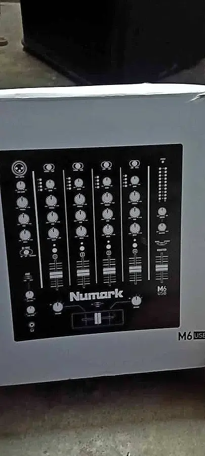 Mesa de mezclas DJ Numark M6 USB