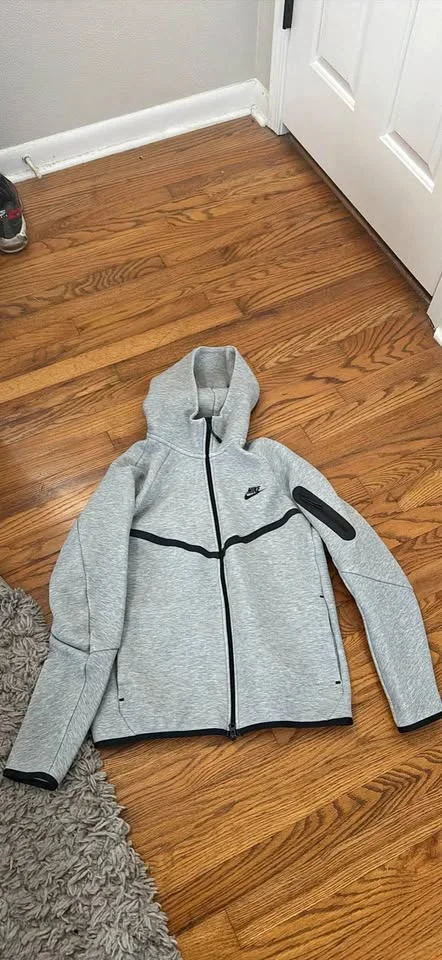 Felpa Nike Tech Fleece grigia con cappuccio