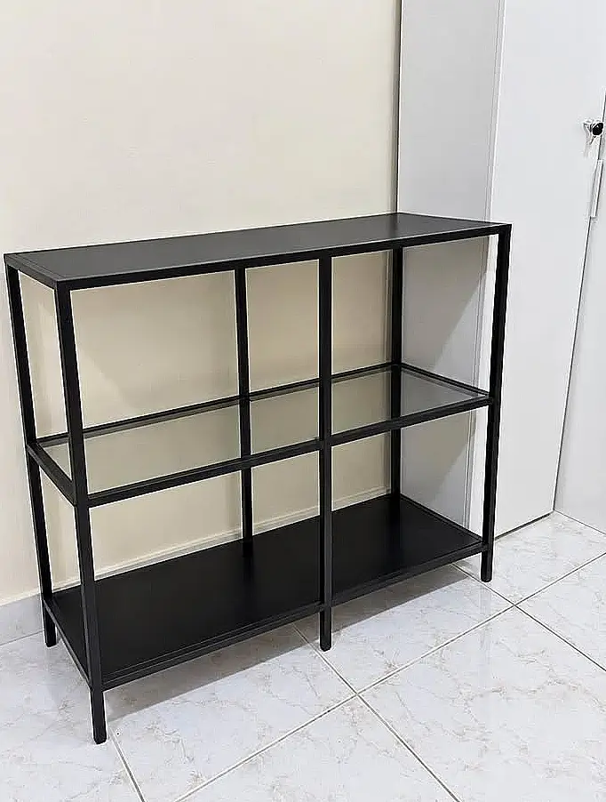 Etagere basse en metal noir et verre