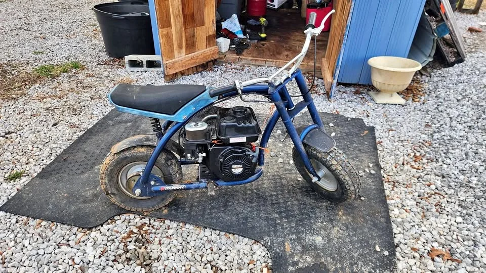 Mini moto blu con motore a scoppio