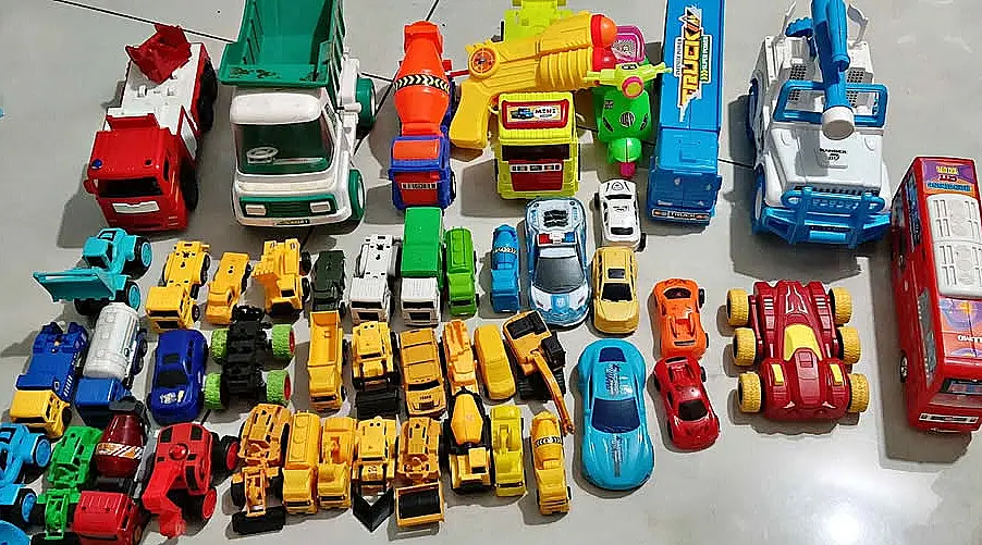 Großer Posten Spielzeugautos und Fahrzeuge