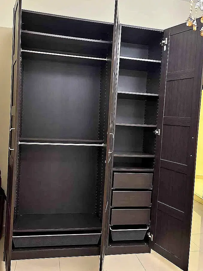 Armoire foncee avec penderies et tiroirs