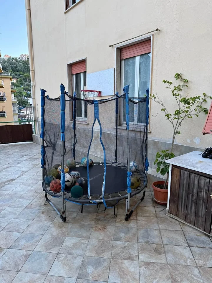 Kids' trampoline with safety net - outdoor