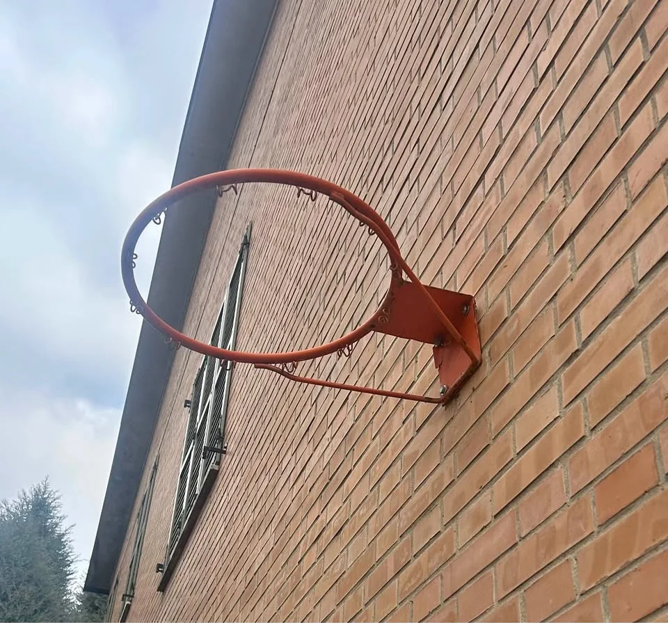Wall-mounted basketball hoop/backboard - orange