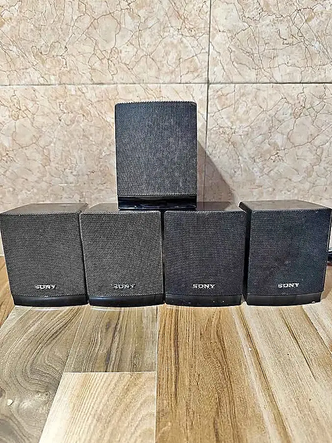 Cinco altavoces satélite Sony para surround