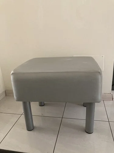 Square grey pouf with metal legs