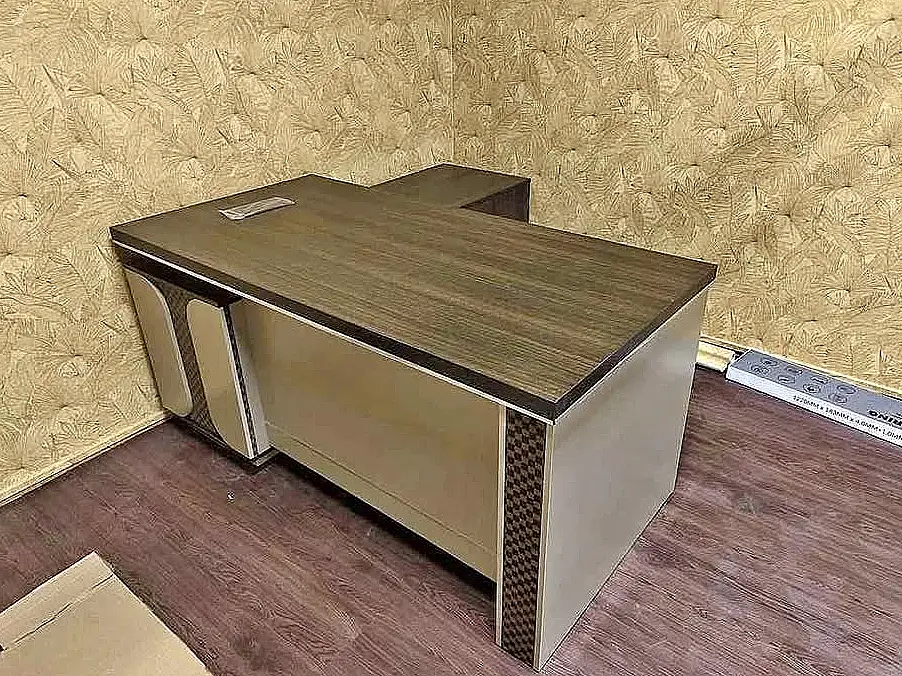 Bureau d'angle en L avec retour