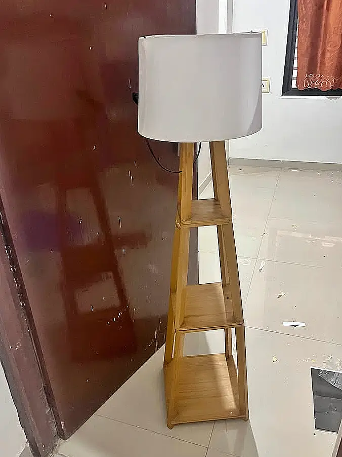 Lámpara de madera con tres estantes
