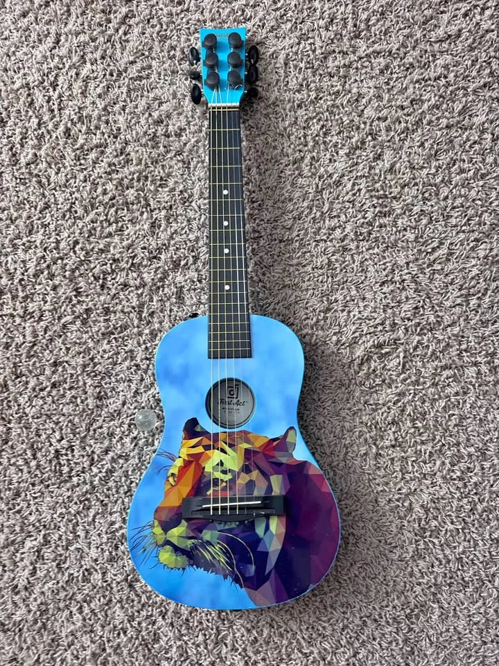 Chitarra acustica con grafica leone