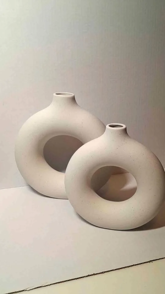 Coppia di vasi decorativi a ciambella in ceramica