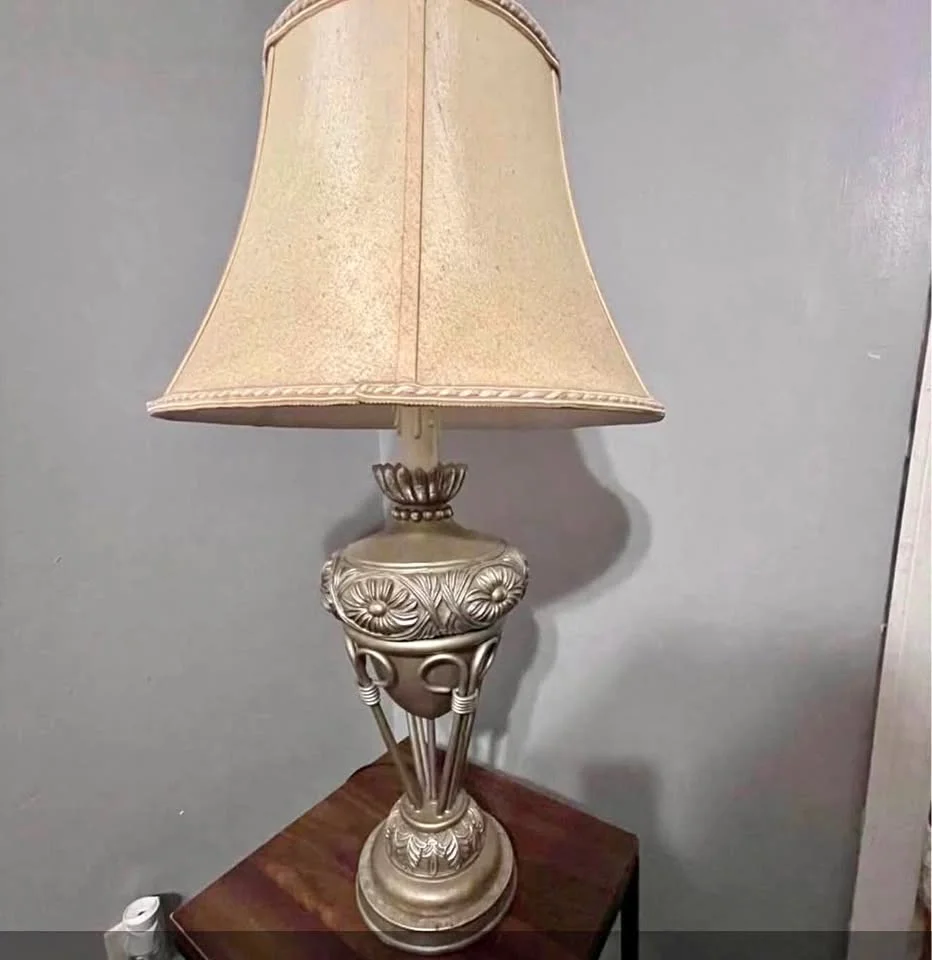 Lampada da tavolo classica color argento