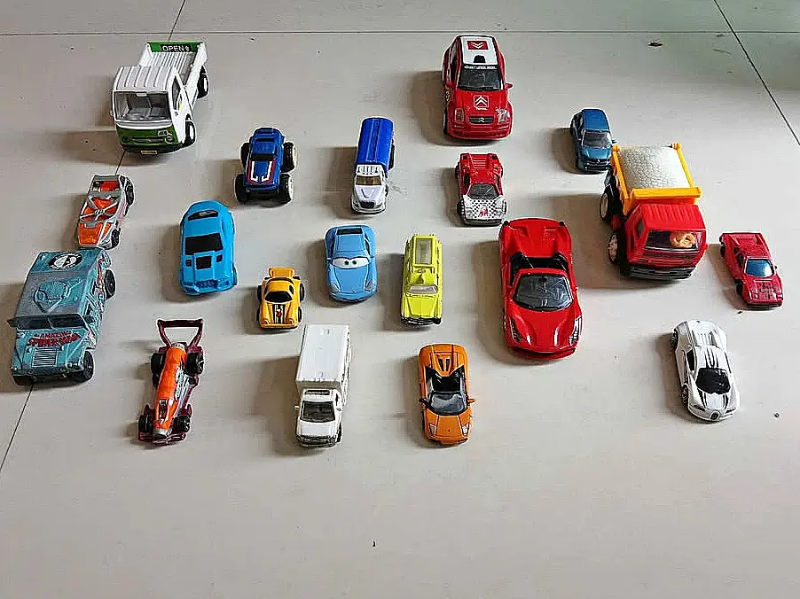Lote de coches de metal y plástico