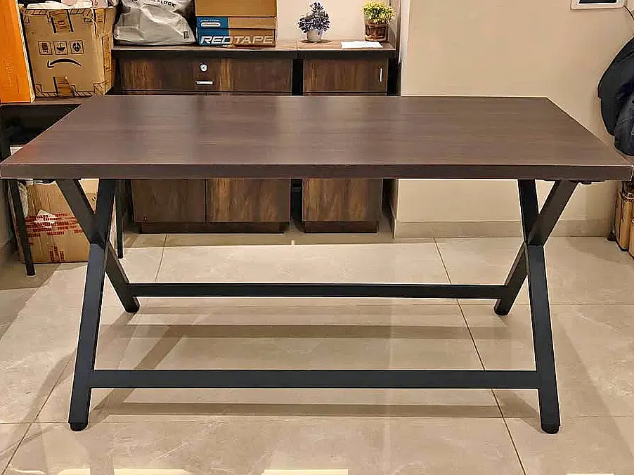 Mesa con patas de metal