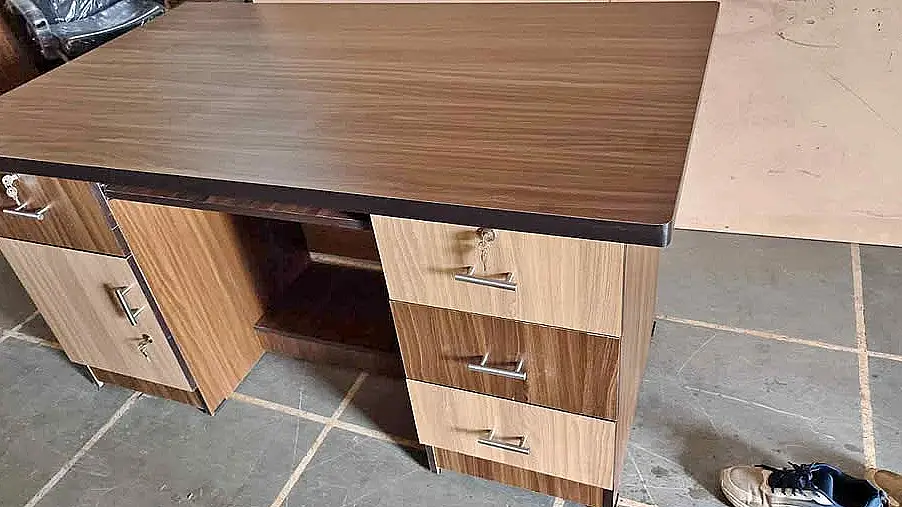 Schreibtisch aus Laminat in Nussbaum