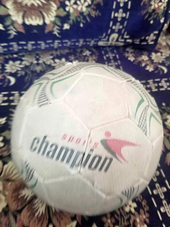 Ballon de football blanc et vert