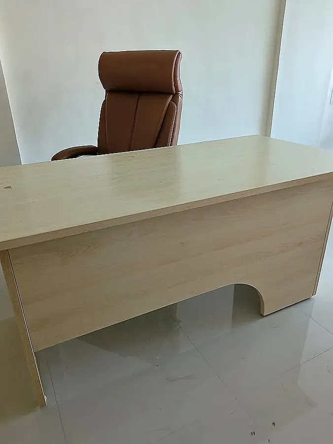 Chefschreibtisch aus hellem Laminat