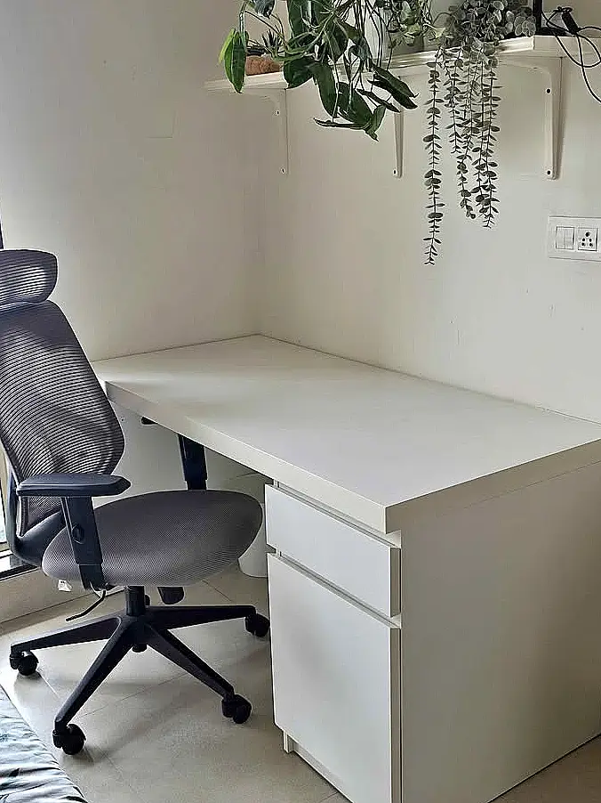 Escritorio con silla de oficina