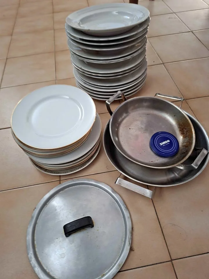 Lot white porcelain plates + aluminium pan
