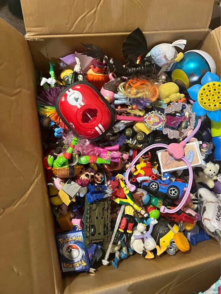 Lotto giocattoli misti: Pokemon, peluche, action