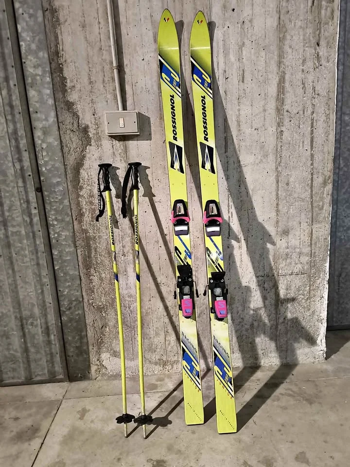Skis Rossignol jaunes avec fixations + bâtons