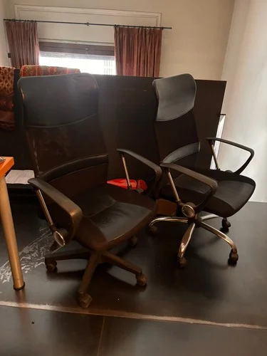 Due sedie ergonomiche da ufficio nere con rotelle