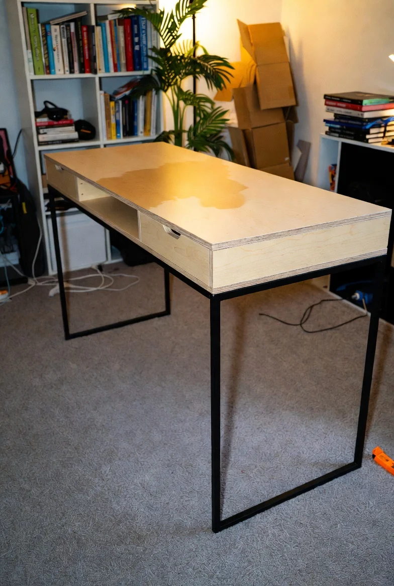 Scrivania stile industriale - piano in legno chiaro