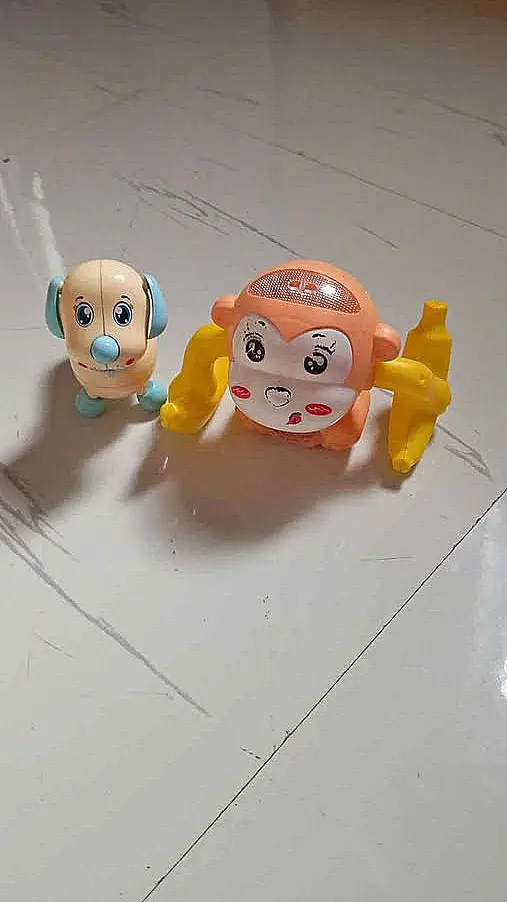 Dos juguetes de pilas, perro y mono