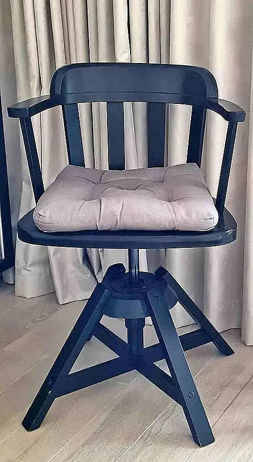 Chaise pivotante noire avec coussin