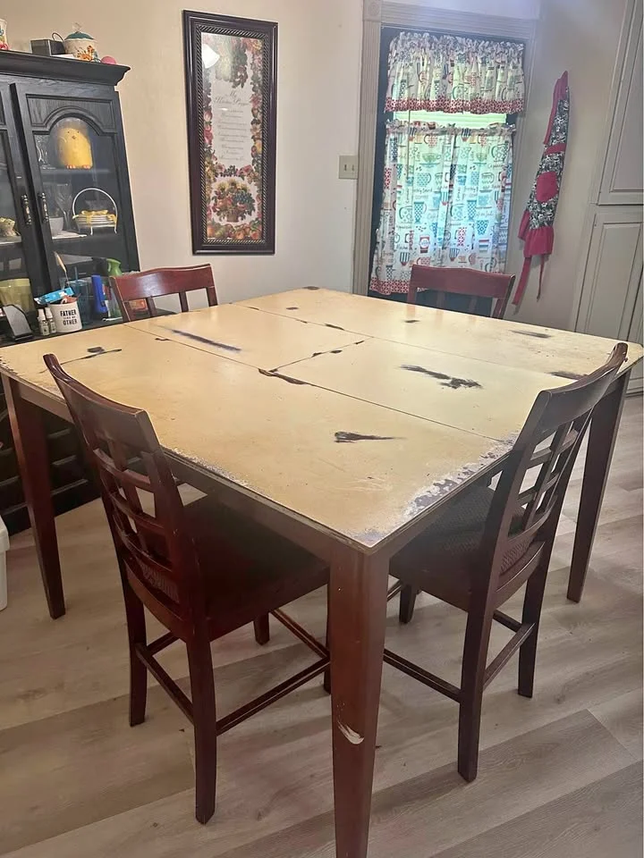 Table de cuisine vintage avec plateau patiné
