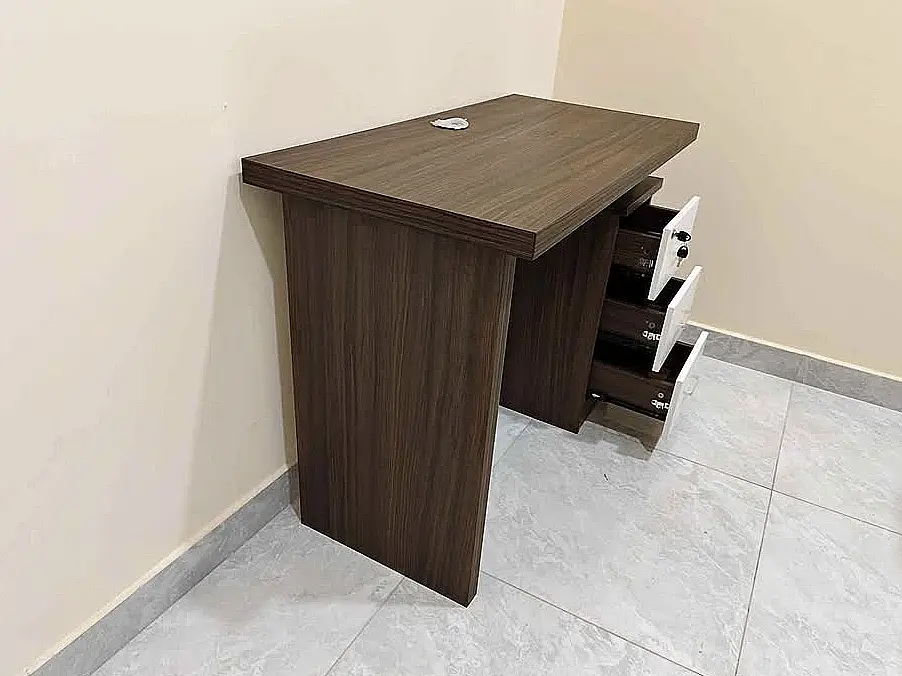 Petit bureau fonce avec trois tiroirs
