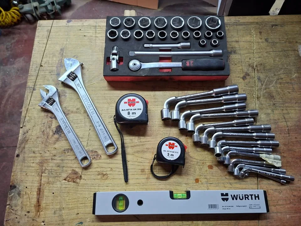 Hand tool set - level, tape measures and Würth keys