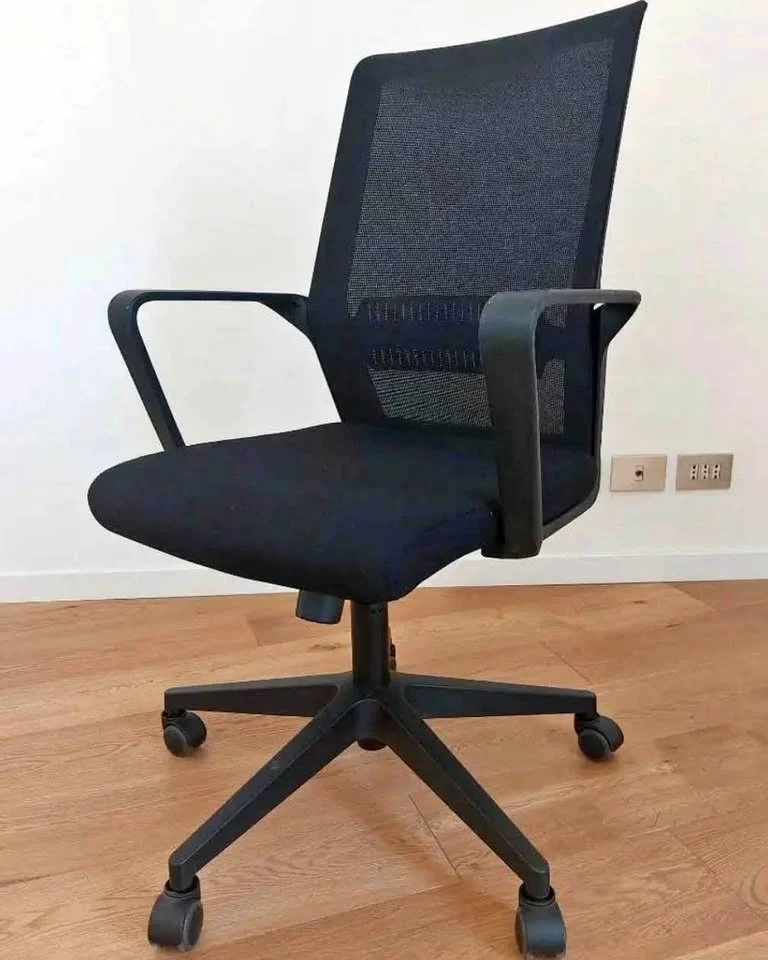 Black mesh office chair - medium height
