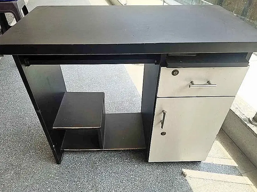 Computertisch mit Schublade und Tür