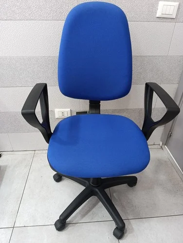 Chaise de bureau bleue à roulettes avec accoudoirs